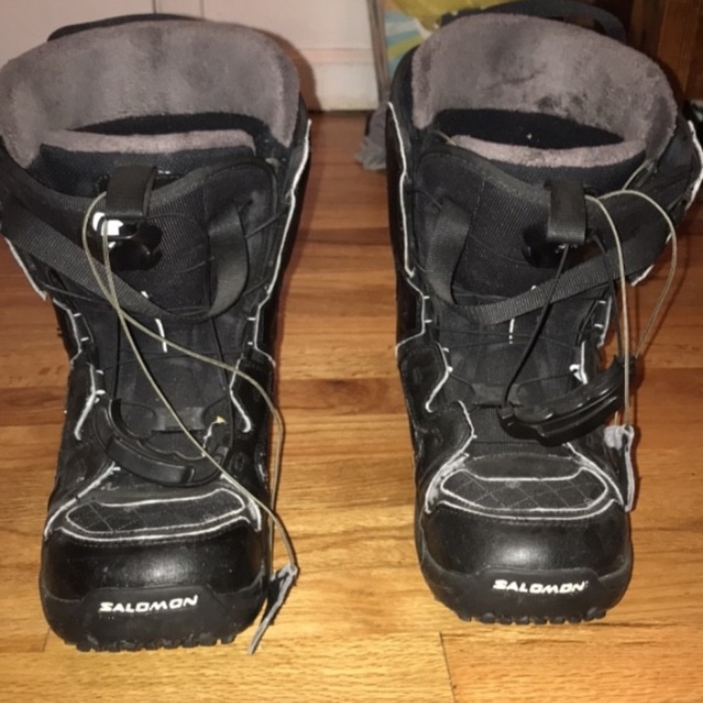 Snowboarding boots